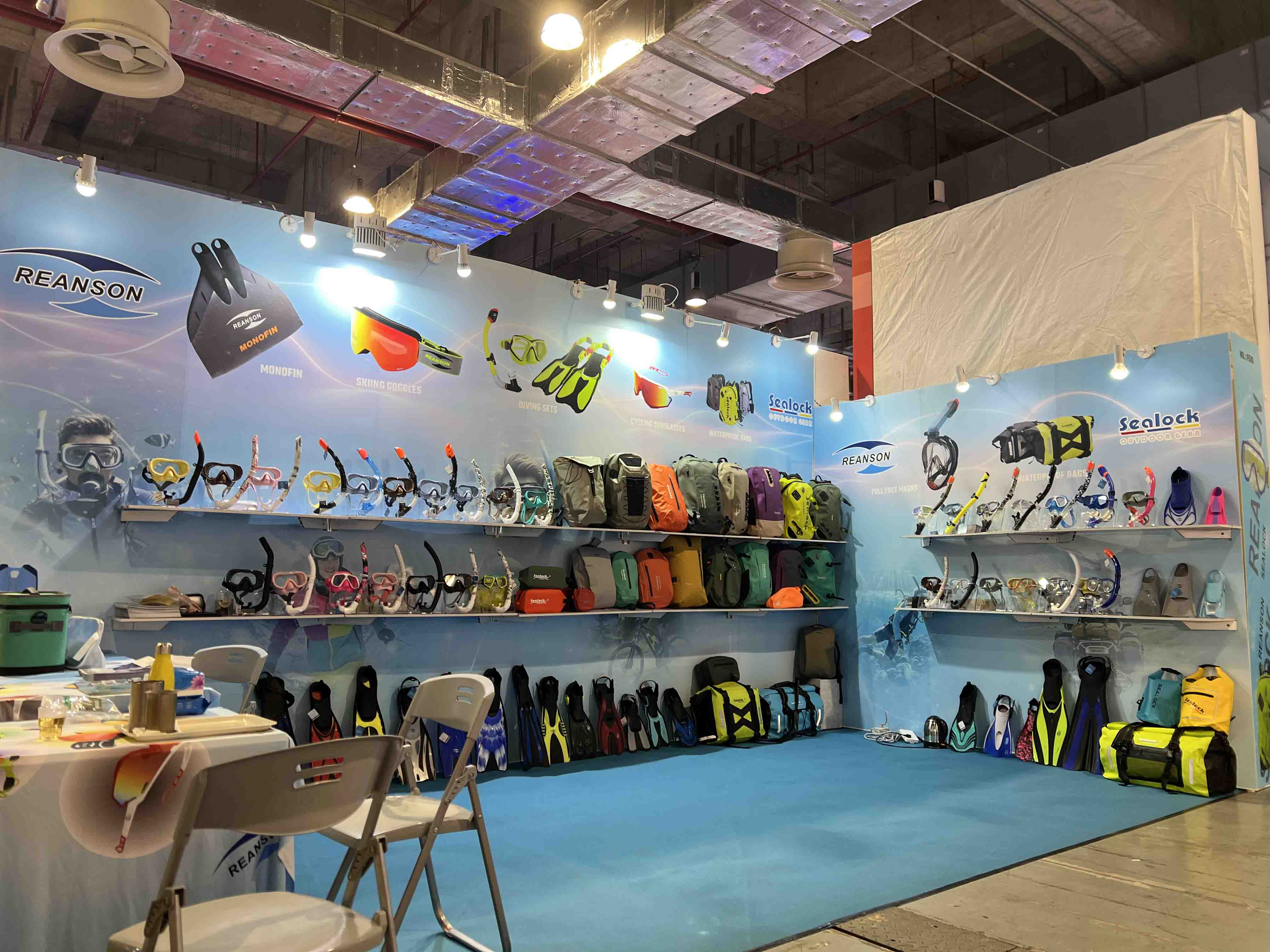 Sealock's 1.0 Bar technical gear being inspected by diving experts at the DRT SHOW Shanghai.