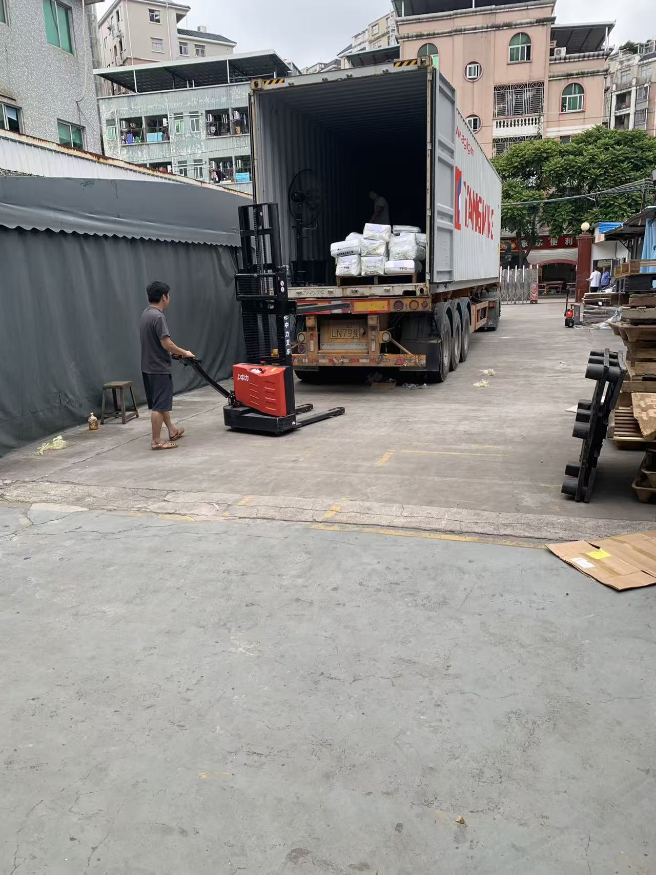 Heavy duty export packing and container loading at the factory warehouse