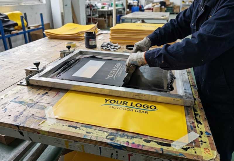 Screen printing station with a dry bag panel on the print table
